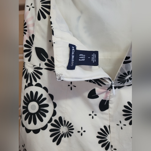 Gap Strapless dress. Cream print. Back zipper Size 1. - Picture 3 of 3